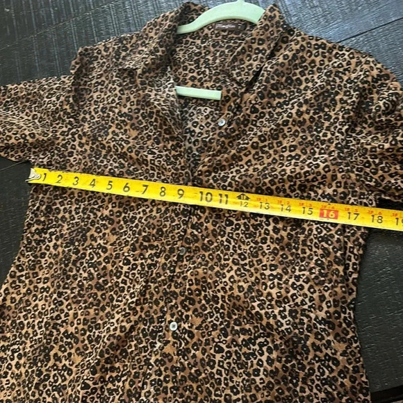 J. McLaughlin Cheetah Leopard Animal Print Button Down Blouse Dress Shirt Size S - Picture 8 of 9